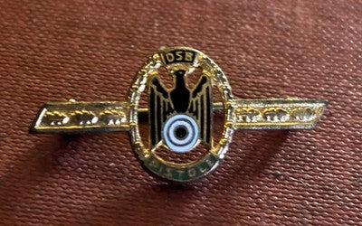 Vintage German DSB Pistole Shooting Badge Winged Deutscher Schützenbund Pin — photo 1