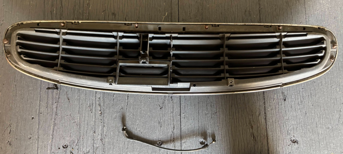 Ford Granada Scorpio Mk2 Front Grill with Badge 1994-1997 — photo 3