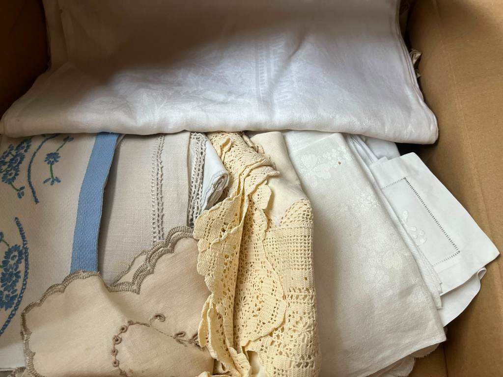 Vintage Job Lot 1940s Embroidered Linens Tray Cloths Damask Lace HN Hancock — photo 4