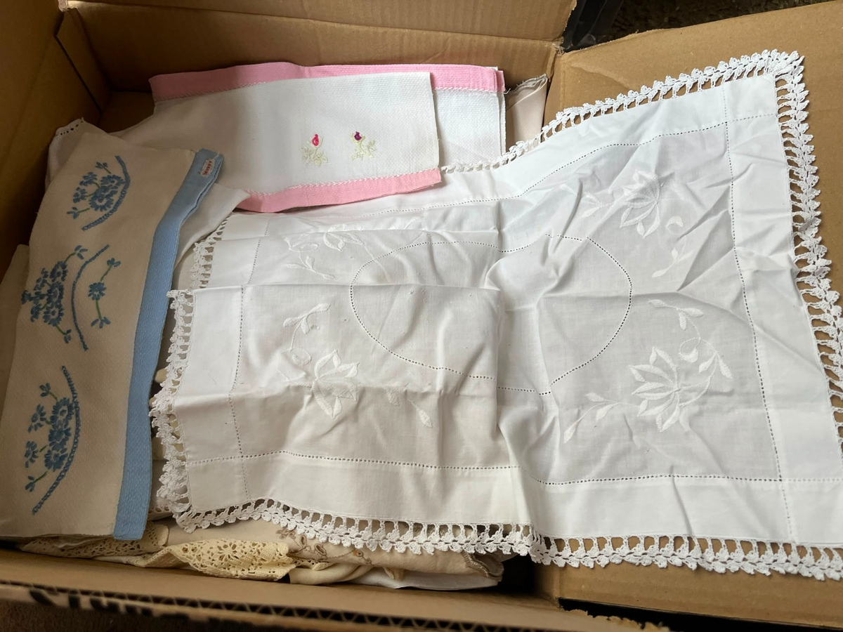 Vintage Job Lot 1940s Embroidered Linens Tray Cloths Damask Lace HN Hancock — photo 3