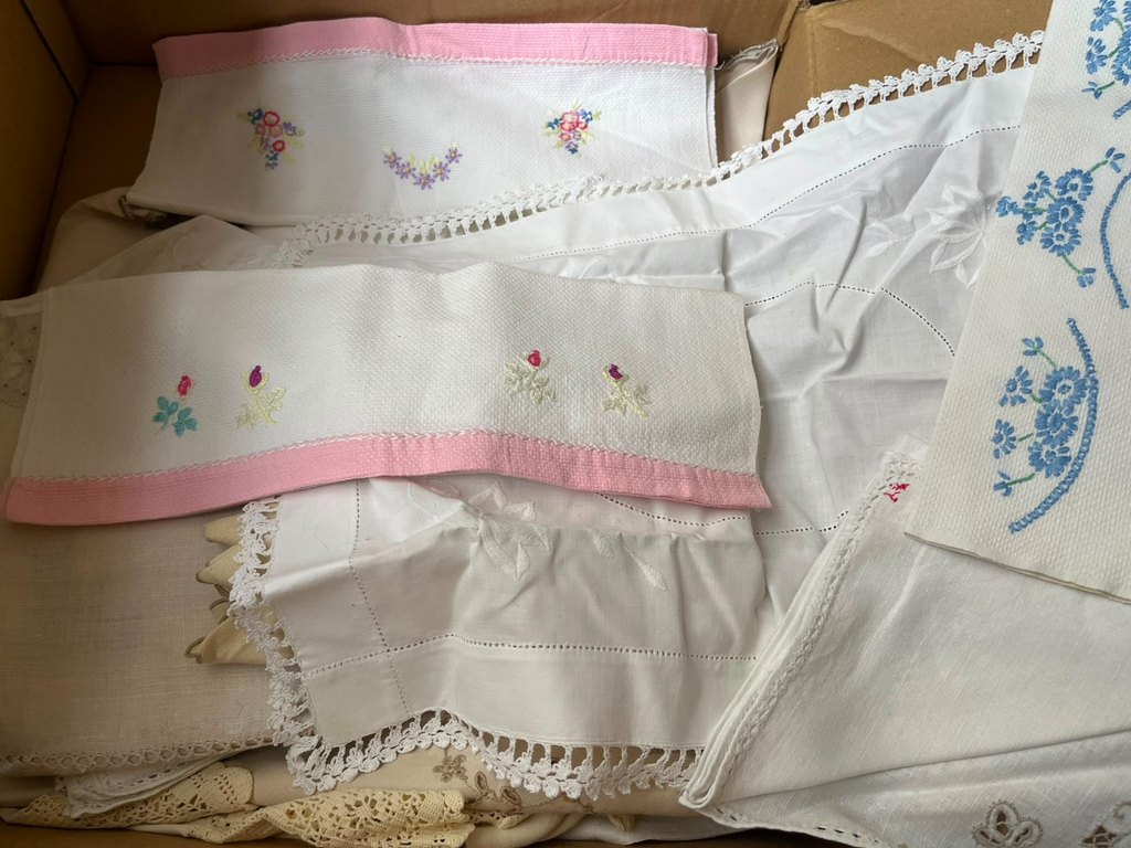 Vintage Job Lot 1940s Embroidered Linens Tray Cloths Damask Lace HN Hancock — photo 2