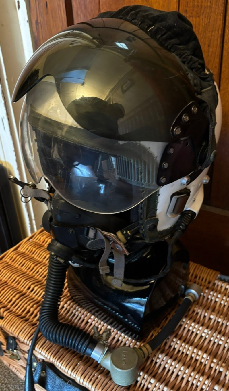 British RAF Mk3c Pilots Flight Helmet & Type M Oxygen Mask Display Set Bone Dome — photo 2