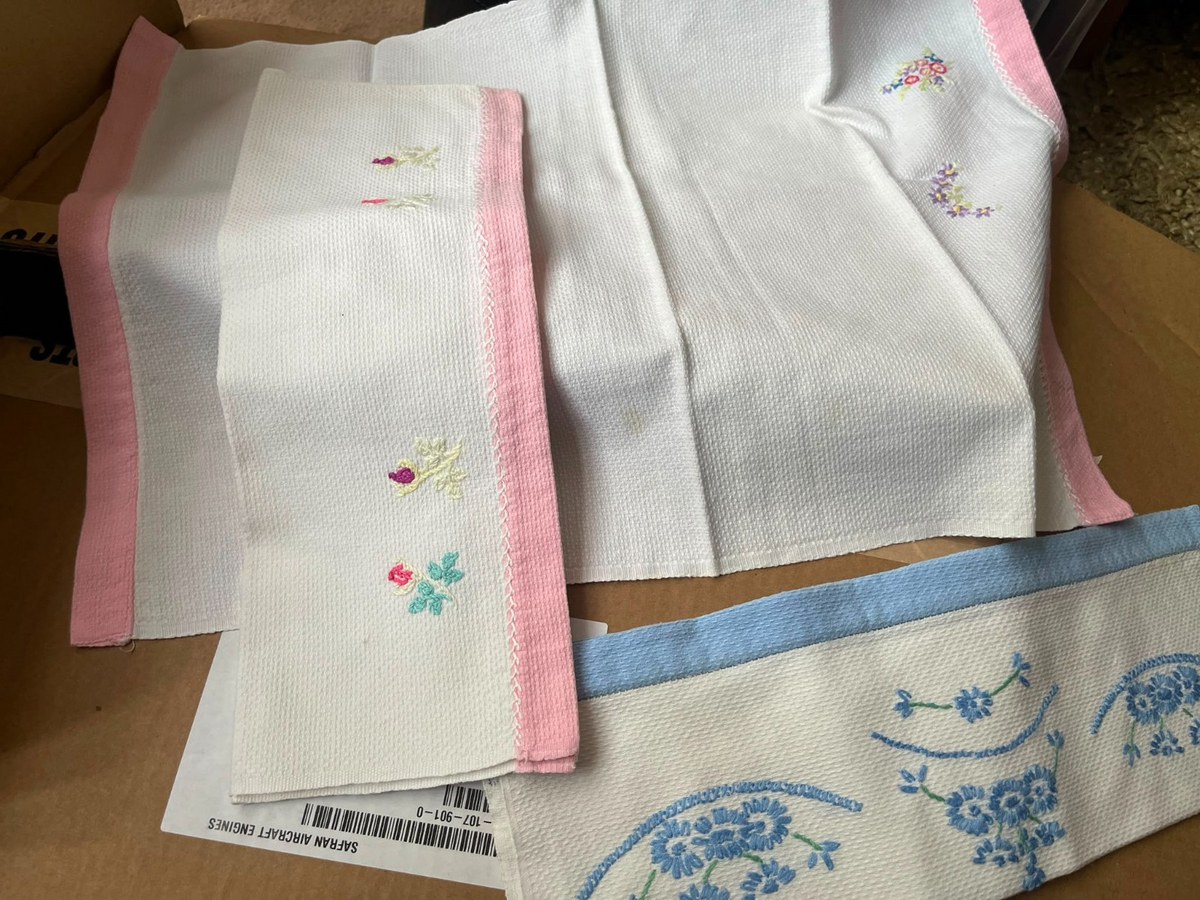 Vintage Job Lot 1940s Embroidered Linens Tray Cloths Damask Lace HN Hancock — photo 1