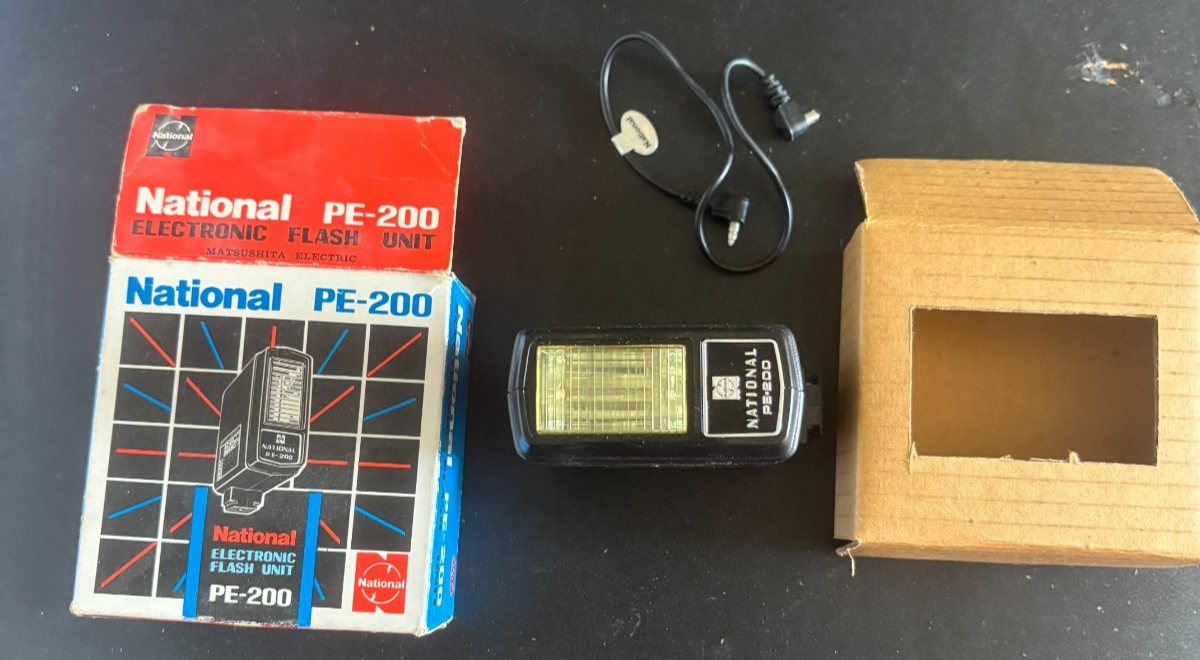 National PE-200 Electronic Flash Unit w/ Sync Cord & Box (Matsushita) PE200 — photo 1