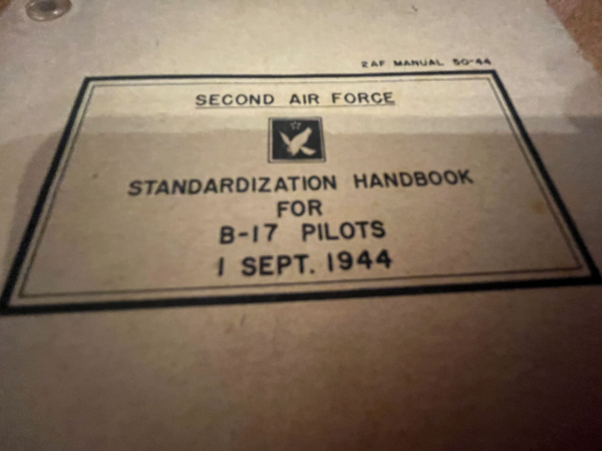 B17  Flying Fortress Standardisation Handbook (September 1944) — photo 2